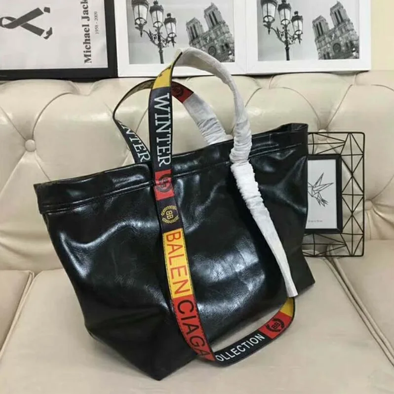 Balenciaga Carry Logo Handles Shopper M in Lambskin for Women in Black