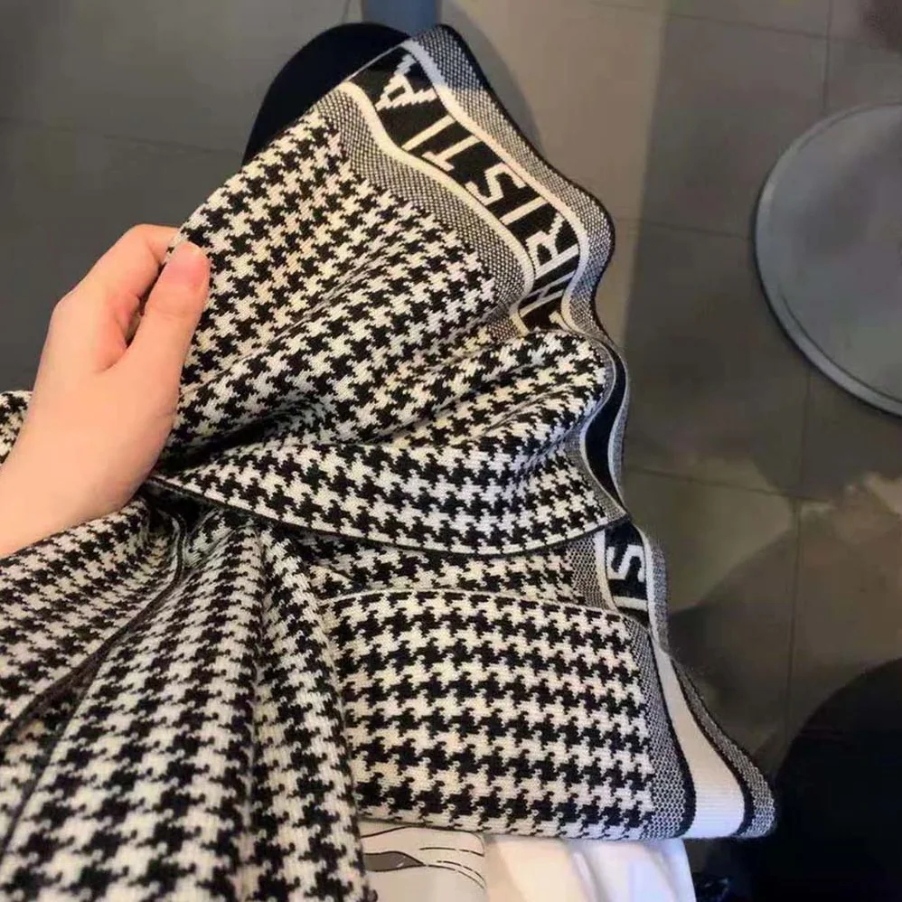 Dior 30 Montaigne Scarf Black and White Houndstooth Cashmere Blend Knit for Women Dior 30 Montaigne Scarf Black and White Houndstooth Cashmere Blend Knit for Women