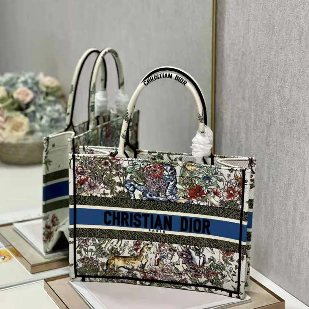 Dior Medium Dior Book Tote Latte D for Women in Constellation Embroidery Dior Medium Dior Book Tote Latte D for Women in Constellation Embroidery