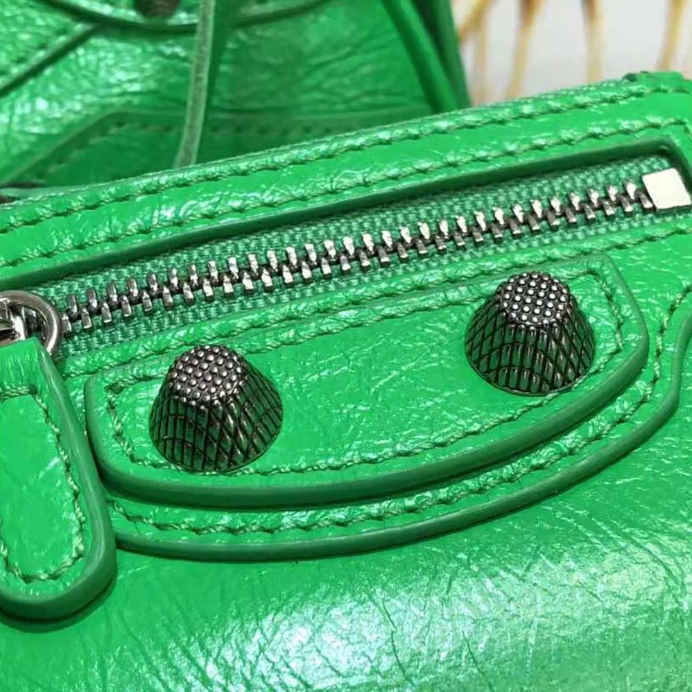 Balenciaga Le Cagole XS Shoulder Bag for Women in Green Balenciaga Le Cagole XS Shoulder Bag for Women in Green