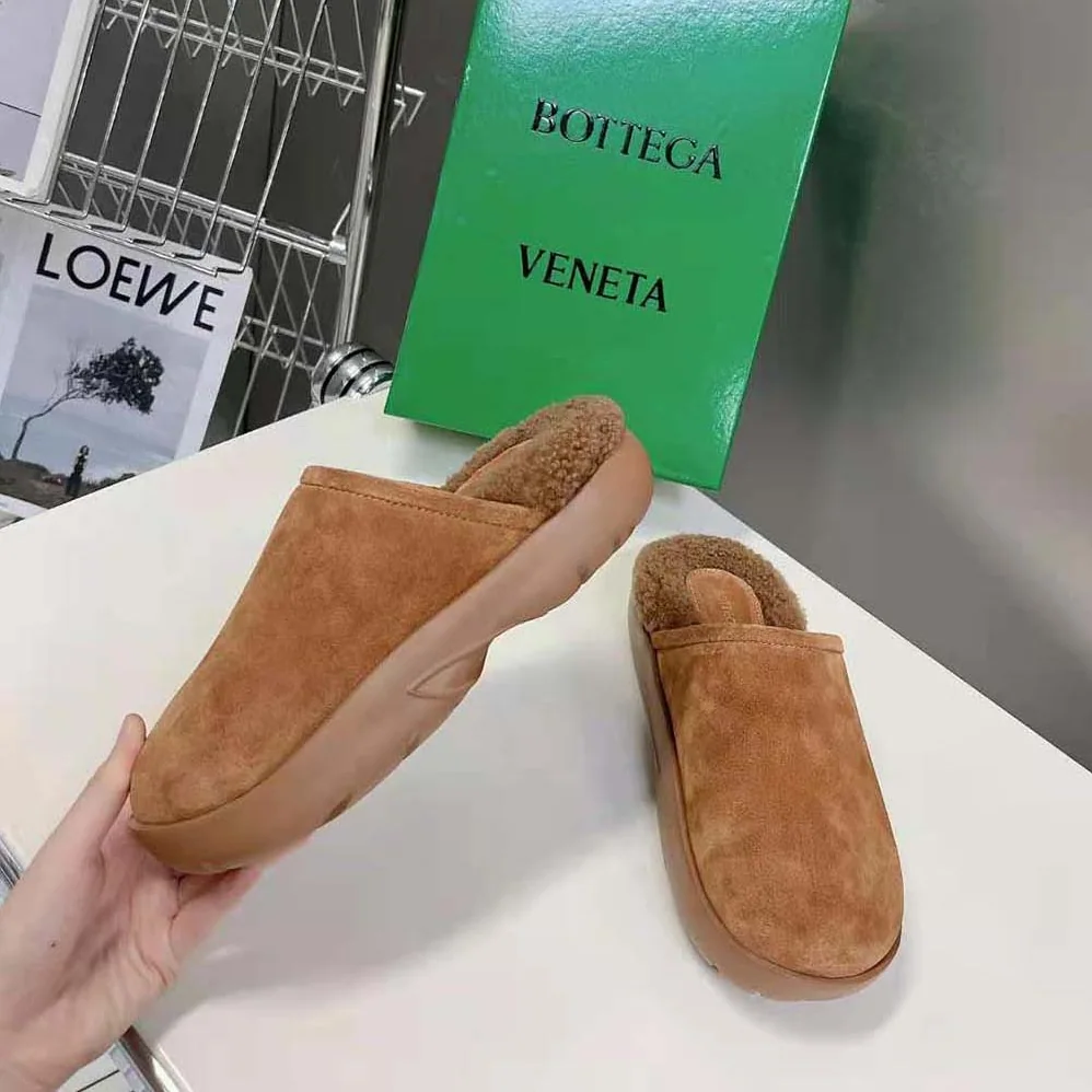 Bottega Veneta Snap Slipper in Shearling Calfskin for Unisex in Brown Bottega Veneta Snap Slipper in Shearling Calfskin for Unisex in Brown