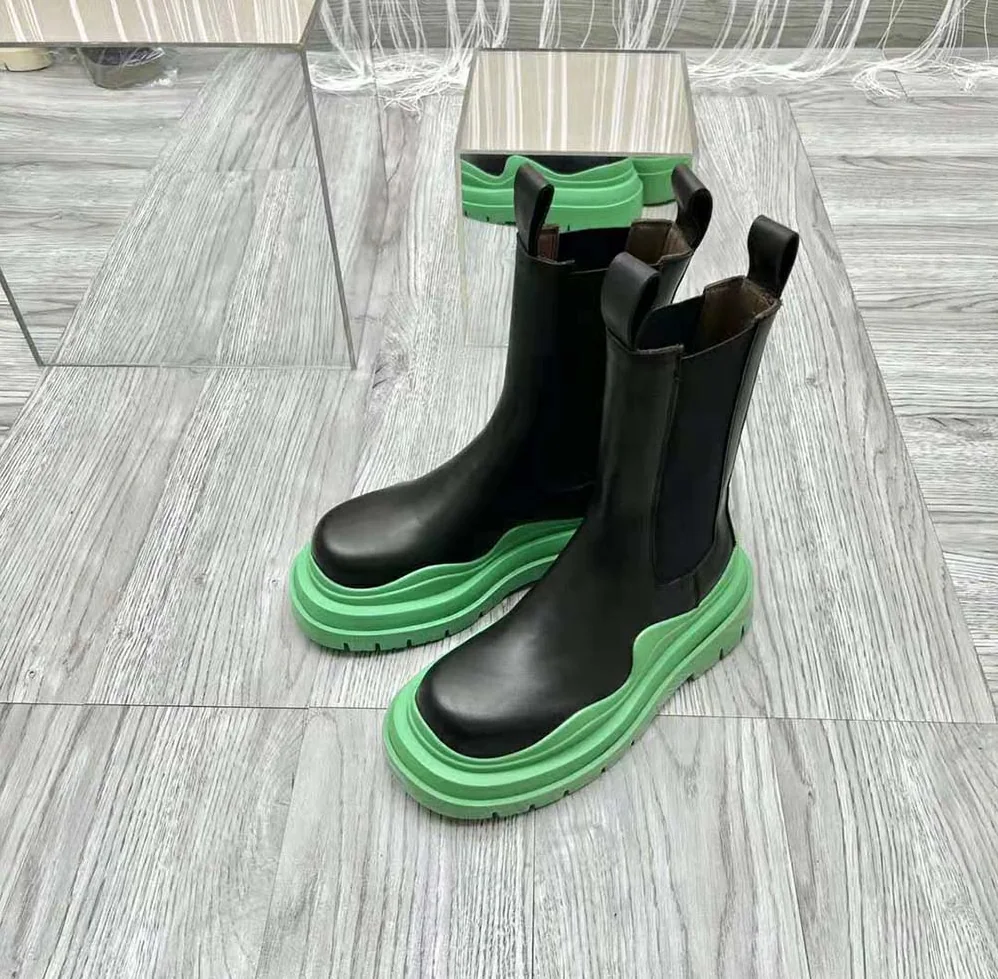 Bottega Veneta Tire Chelsea Boot in Vegetally-Tanned Leather for Unisex in Green Bottega Veneta Tire Chelsea Boot in Vegetally-Tanned Leather for Unisex in Green
