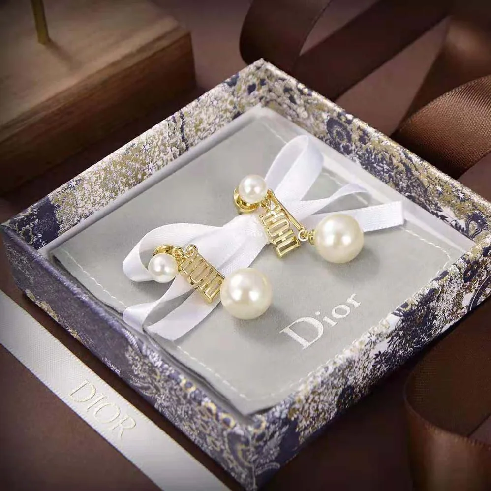 Dior Dio(r)evolution Earrings Gold-Finish Metal and White Resin Pearls for Women Dior Dio(r)evolution Earrings Gold-Finish Metal and White Resin Pearls for Women