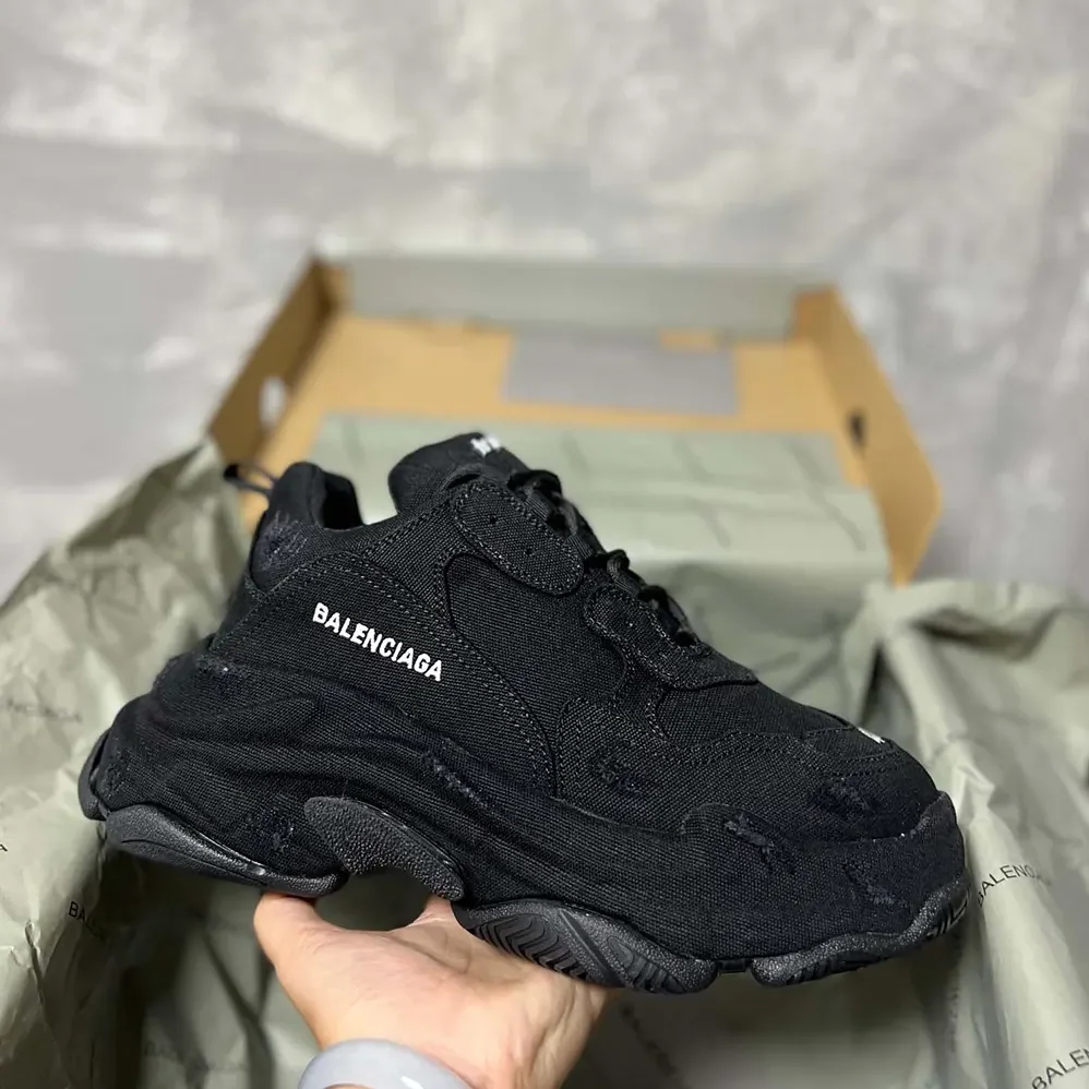 Balenciaga Triple S Sneaker in Black for Unisex Balenciaga Triple S Sneaker in Black for Unisex