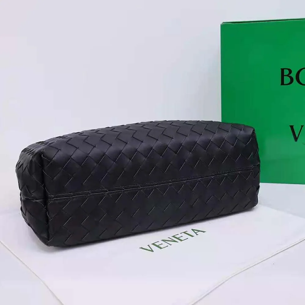 Bottega Veneta Medium Andiamo in Lambskin Leather for Women in Black Bottega Veneta Medium Andiamo in Lambskin Leather for Women in Black