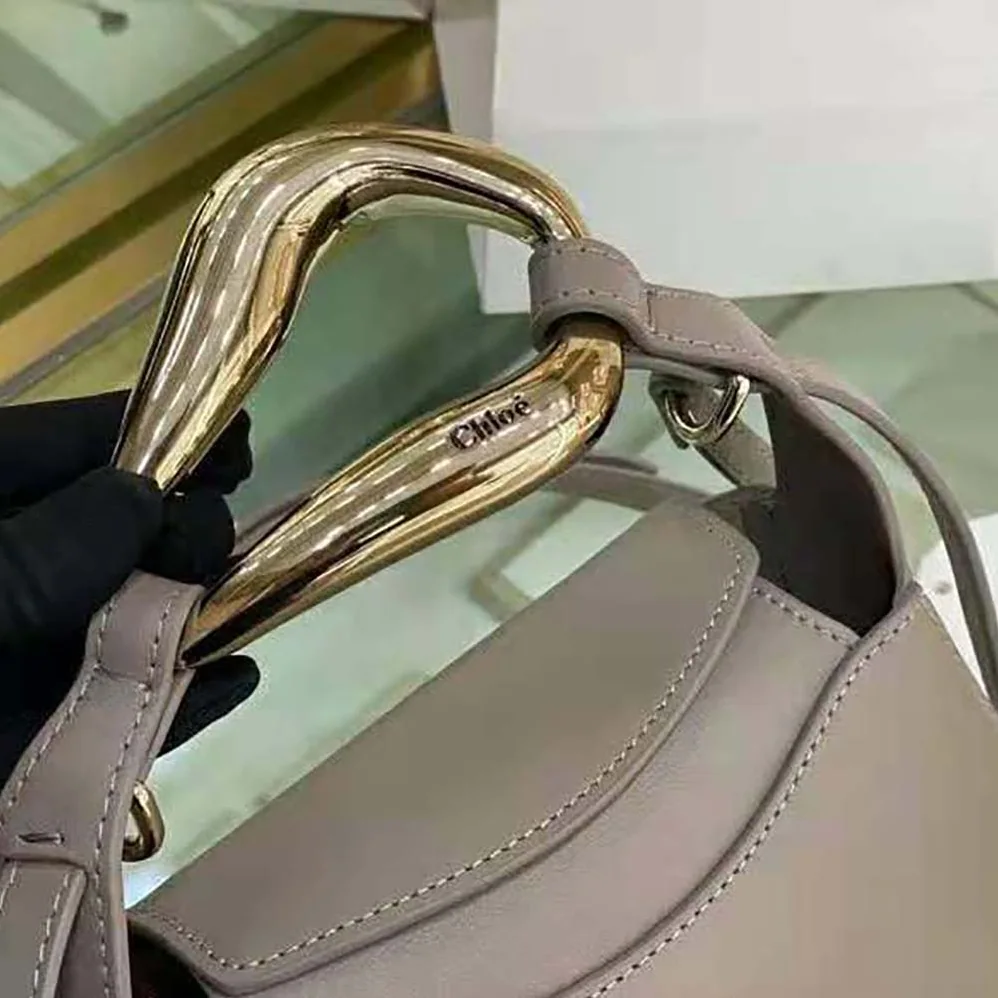Chloe Kiss Small Purse in Small Grain Calfskin for Women in Gray