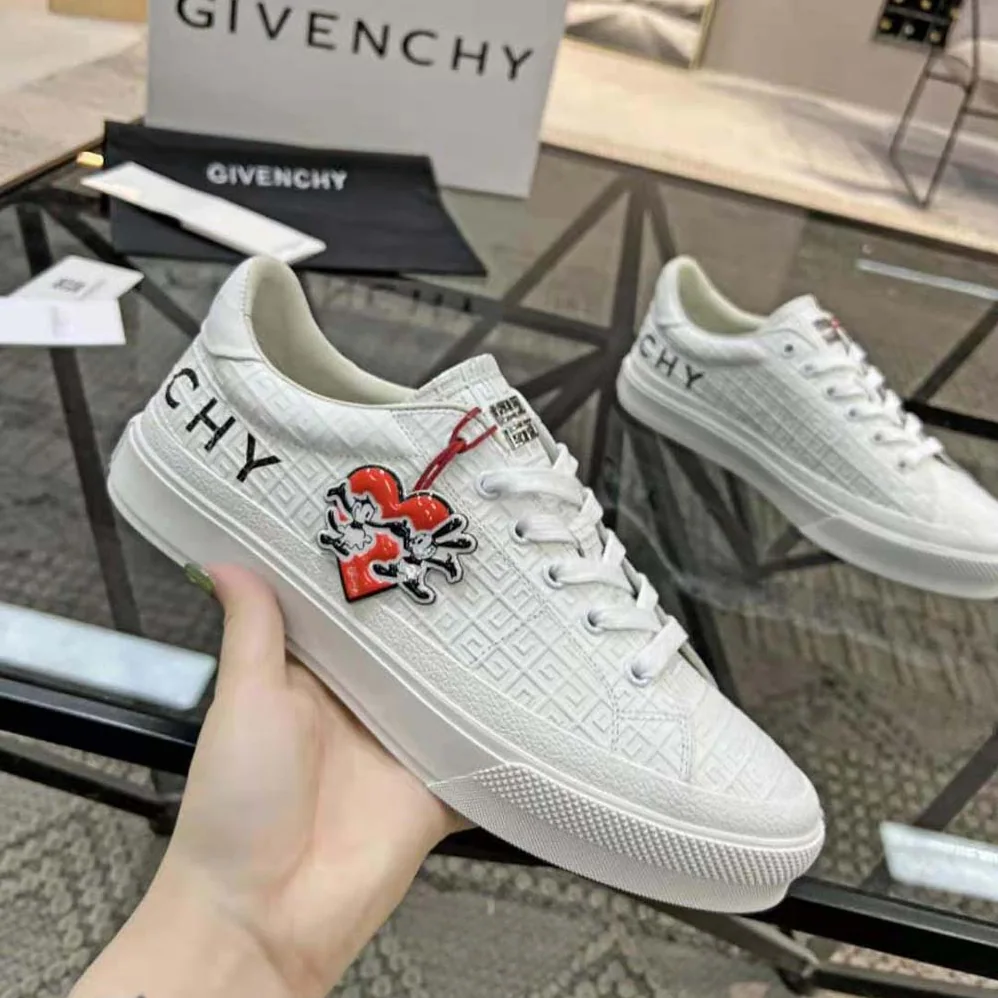 Givenchy City Sport Oswald Sneakers in Leather for Unisex in White Givenchy City Sport Oswald Sneakers in Leather for Unisex in White