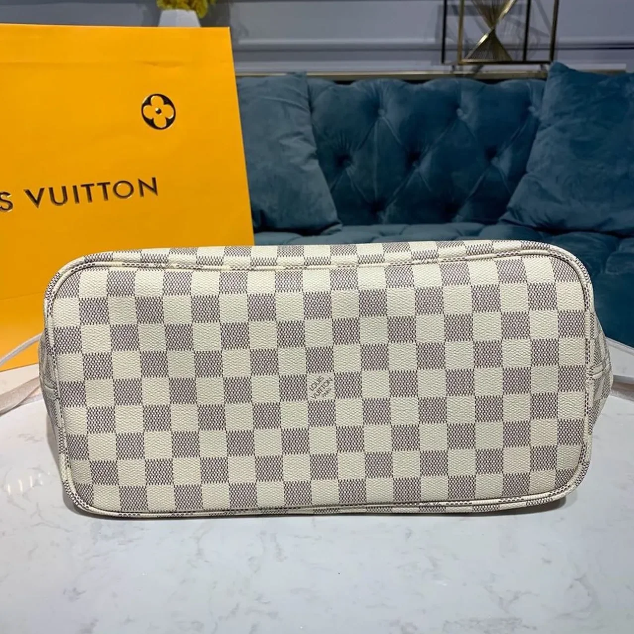 Louis Vuitton Neverfull MM Tote Bag / Beige Damier Azur Canvas Gold Hardware Louis Vuitton Neverfull MM Tote Bag / Beige Damier Azur Canvas Gold Hardware