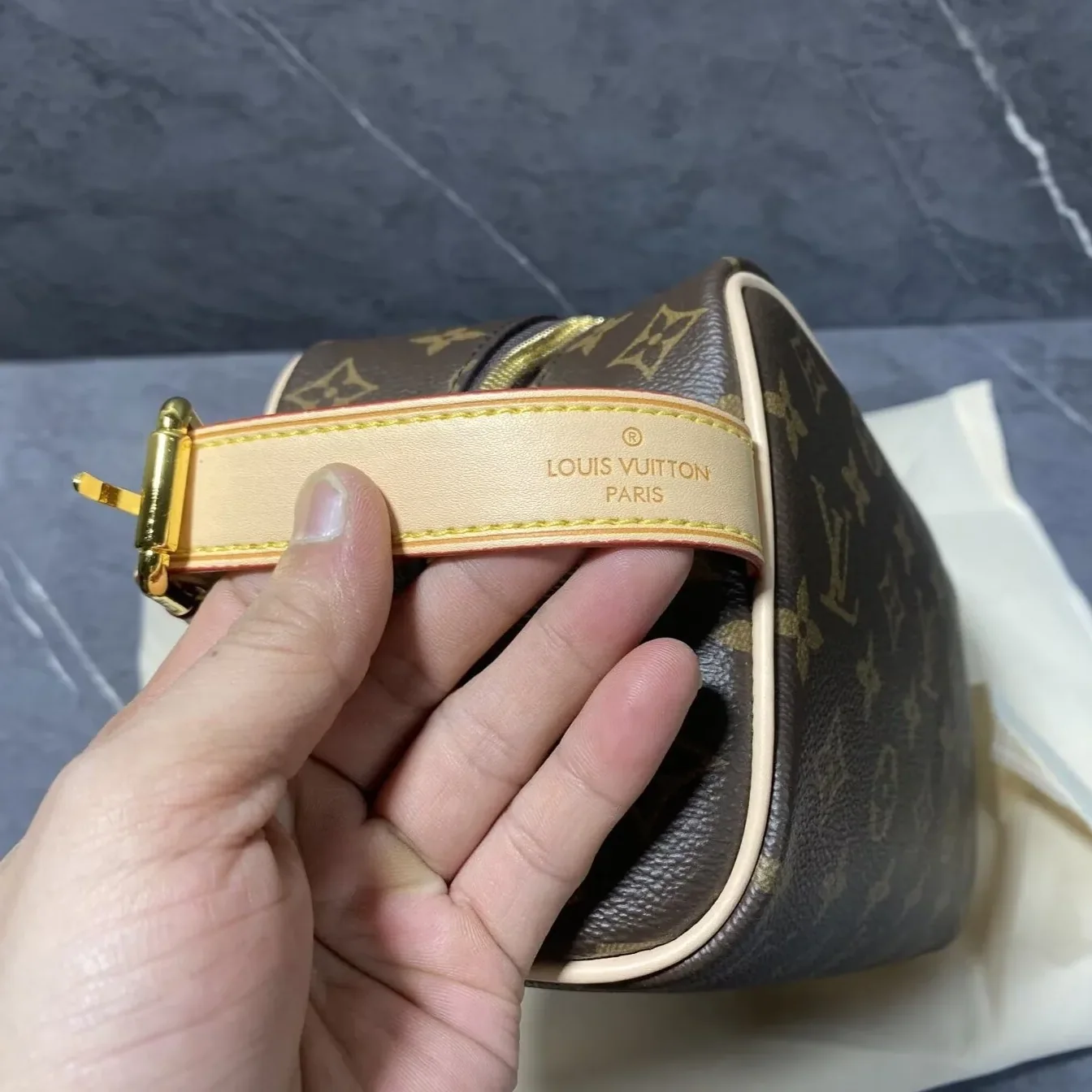 Louis Vuitton Locker Dopp Kit Brown 9.1 Inches/