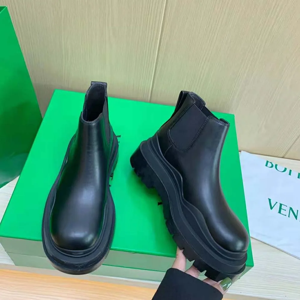 Bottega Veneta Tire Ankle Chelsea Boot for Unisex in Black Bottega Veneta Tire Ankle Chelsea Boot for Unisex in Black