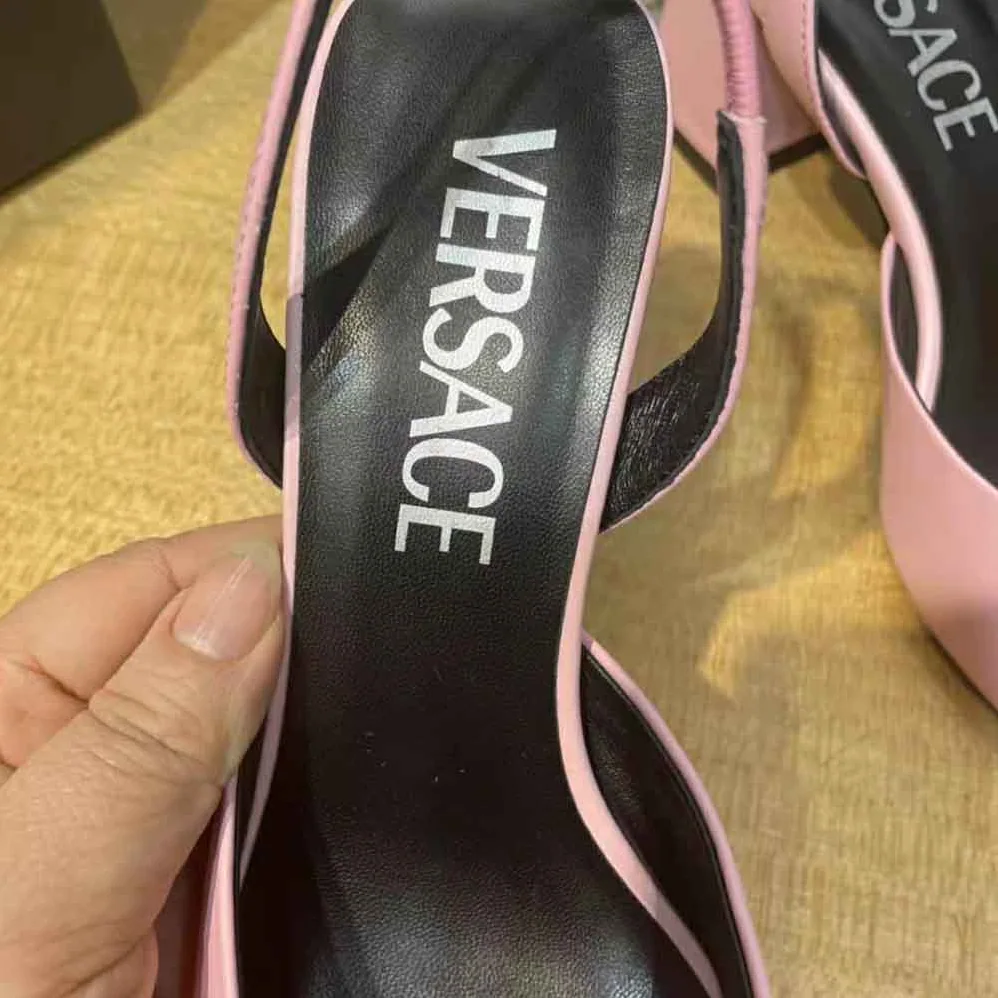 Versace La Medusa Leather Sling-Back Pumps for Women in Pink Versace La Medusa Leather Sling-Back Pumps for Women in Pink