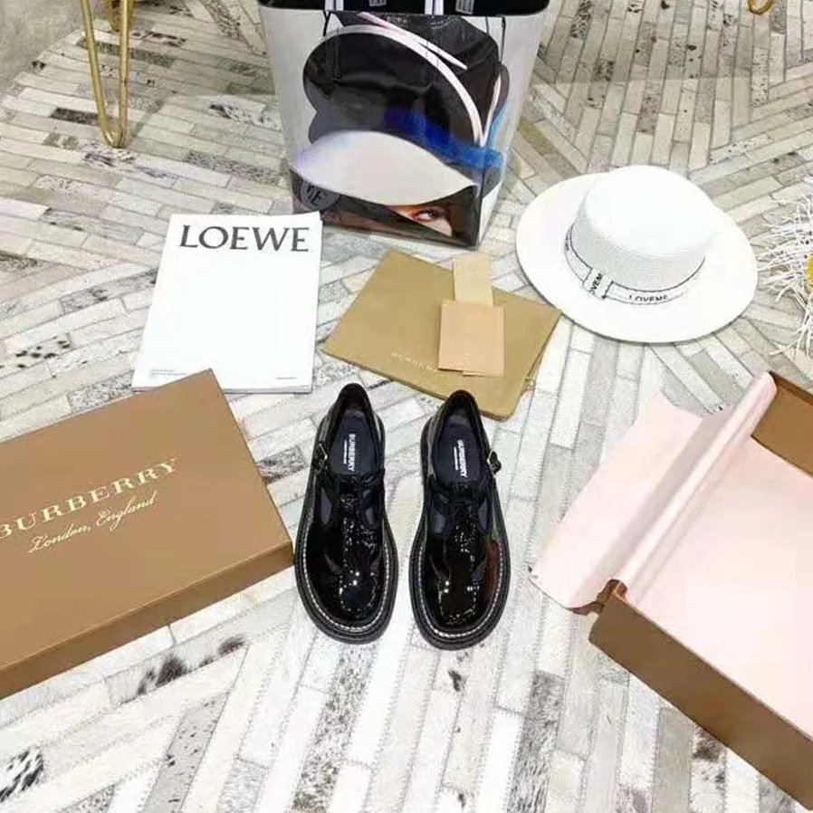 Burberry T-Bar Shoes Upgraded High-Gloss Patent Leather for Women in Black Burberry T-Bar Shoes Upgraded High-Gloss Patent Leather for Women in Black