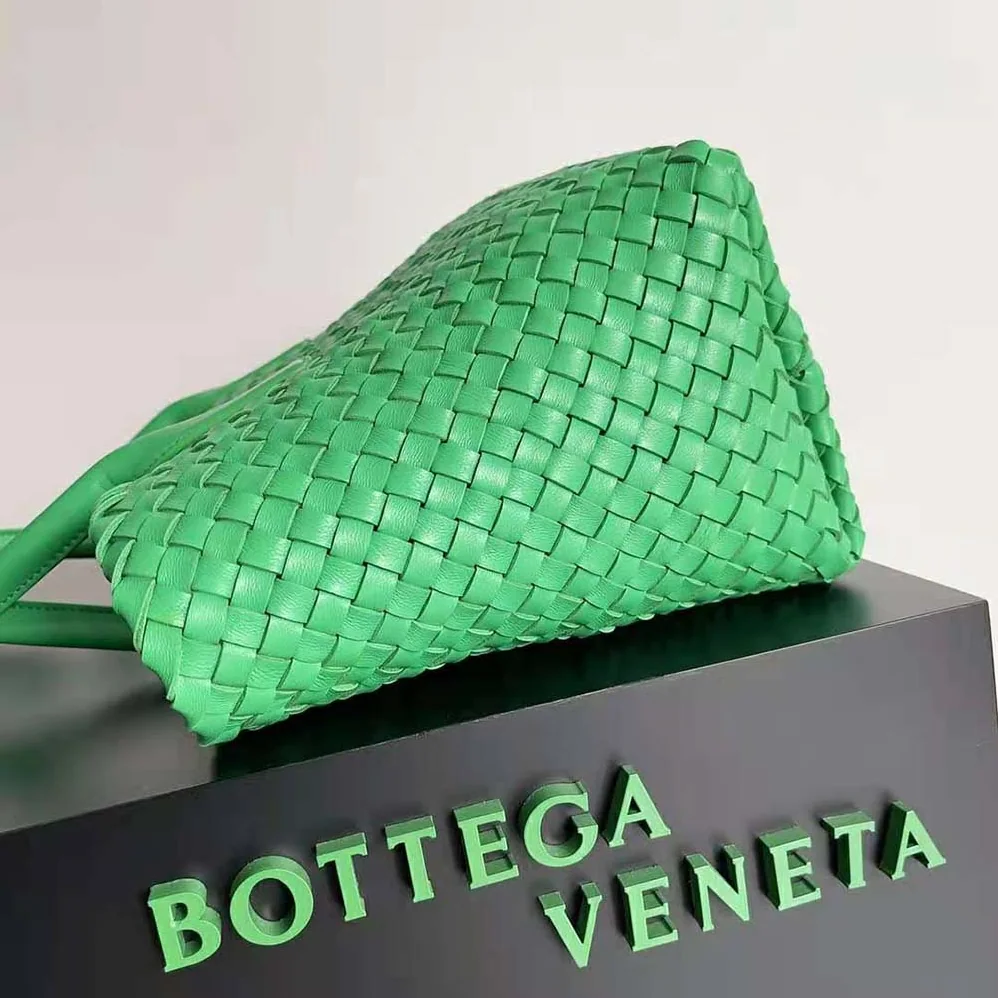 Bottega Veneta Medium Cabat Leather Tote Bag with Detachable Strap for Women in Green Bottega Veneta Medium Cabat Leather Tote Bag with Detachable Strap for Women in Green