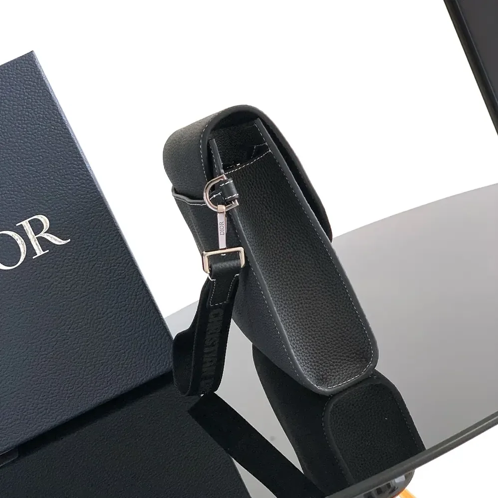 Dior Saddle A5 Triangle Pouch Black Grained Calfskin for Men Dior Saddle A5 Triangle Pouch Black Grained Calfskin for Men