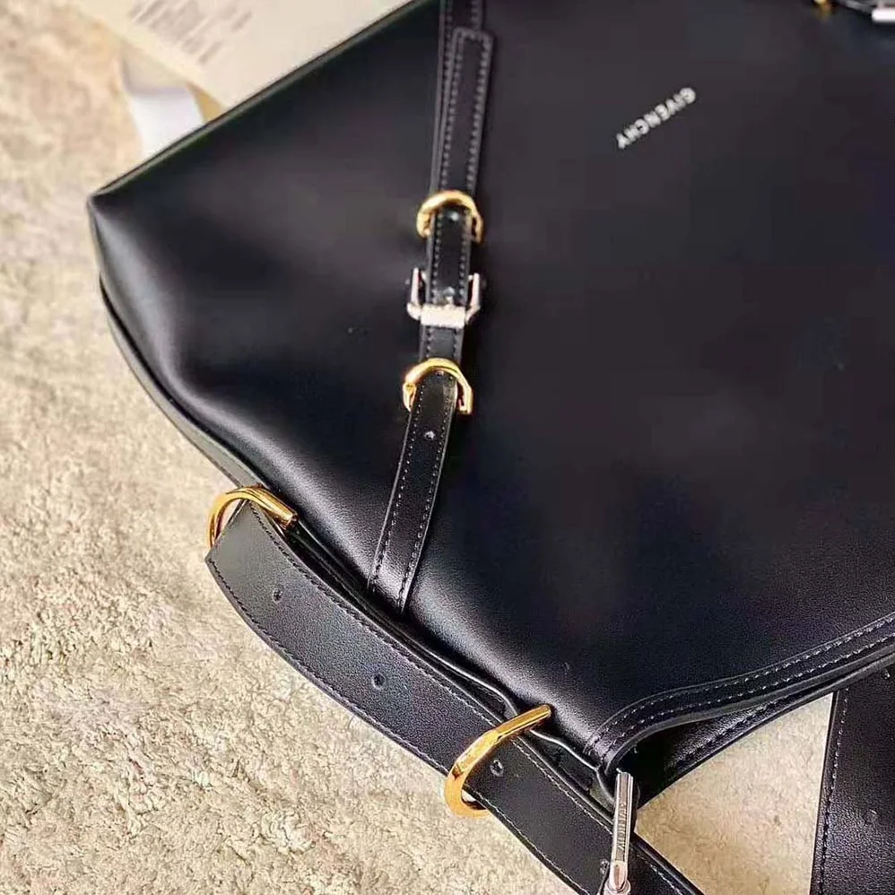 Givenchy Medium Voyou Bag in Leather for Women in Black Givenchy Medium Voyou Bag in Leather for Women in Black