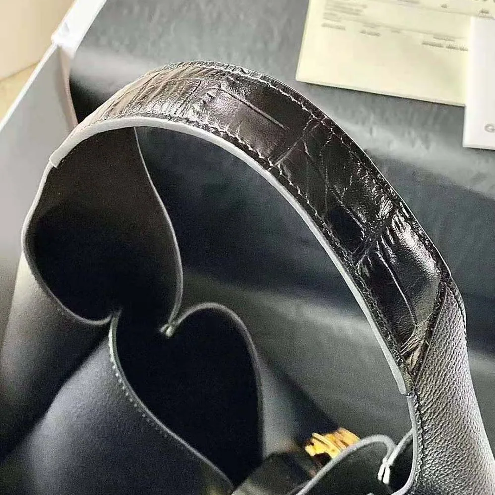 Givenchy Medium G-Hobo Bag in Smooth Leather for Women in Black