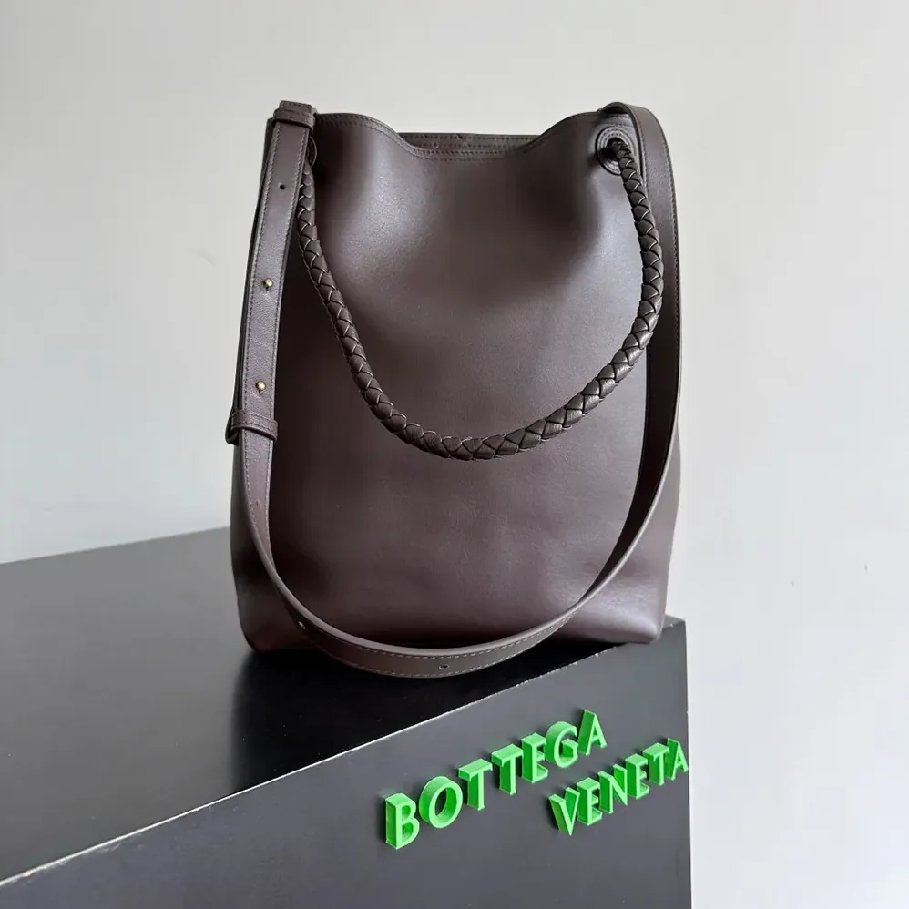 Bottega Veneta Andiamo Bucket in Silky Calf Leather for Women in Chocolate Bottega Veneta Andiamo Bucket in Silky Calf Leather for Women in Chocolate