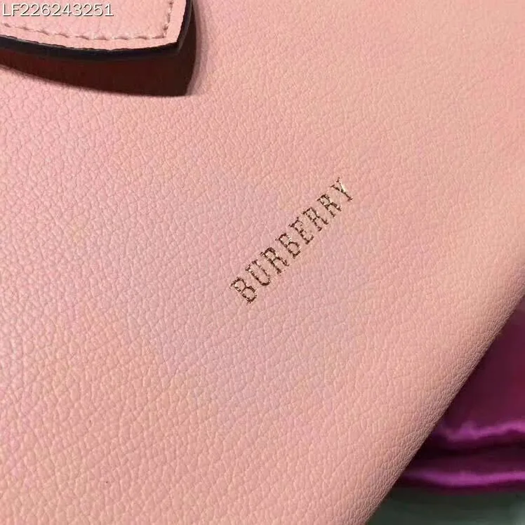 Burberry Medium Buckle Tote in Grainy Leather in Pink