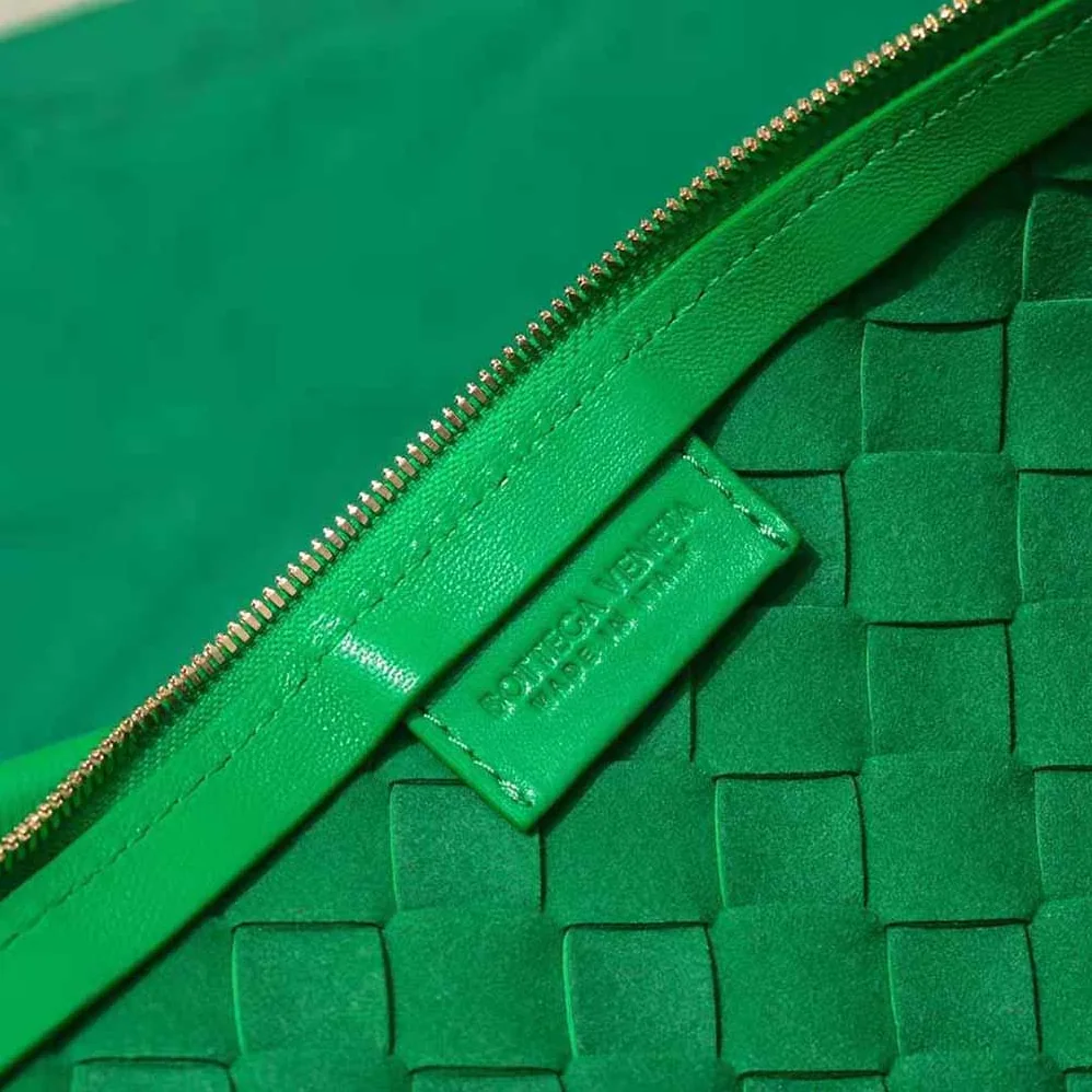 Bottega Veneta Turn Medium Intrecciato Leather Pouch with Adjustable Strap for Women in Green