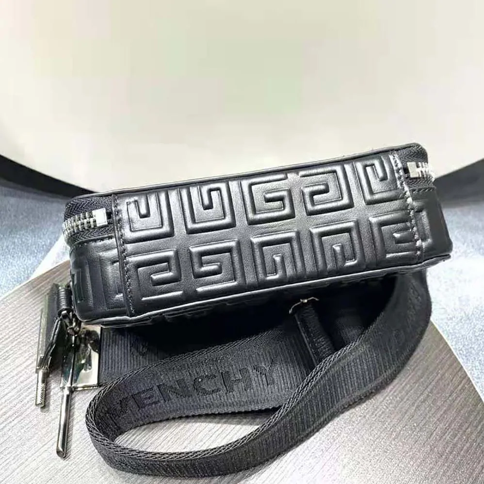 Givenchy Antigona U Camera Bag in 4g Leather for Women in Black Givenchy Antigona U Camera Bag in 4g Leather for Women in Black