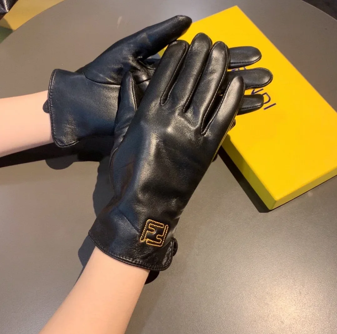 Fendi Gloves In Black
