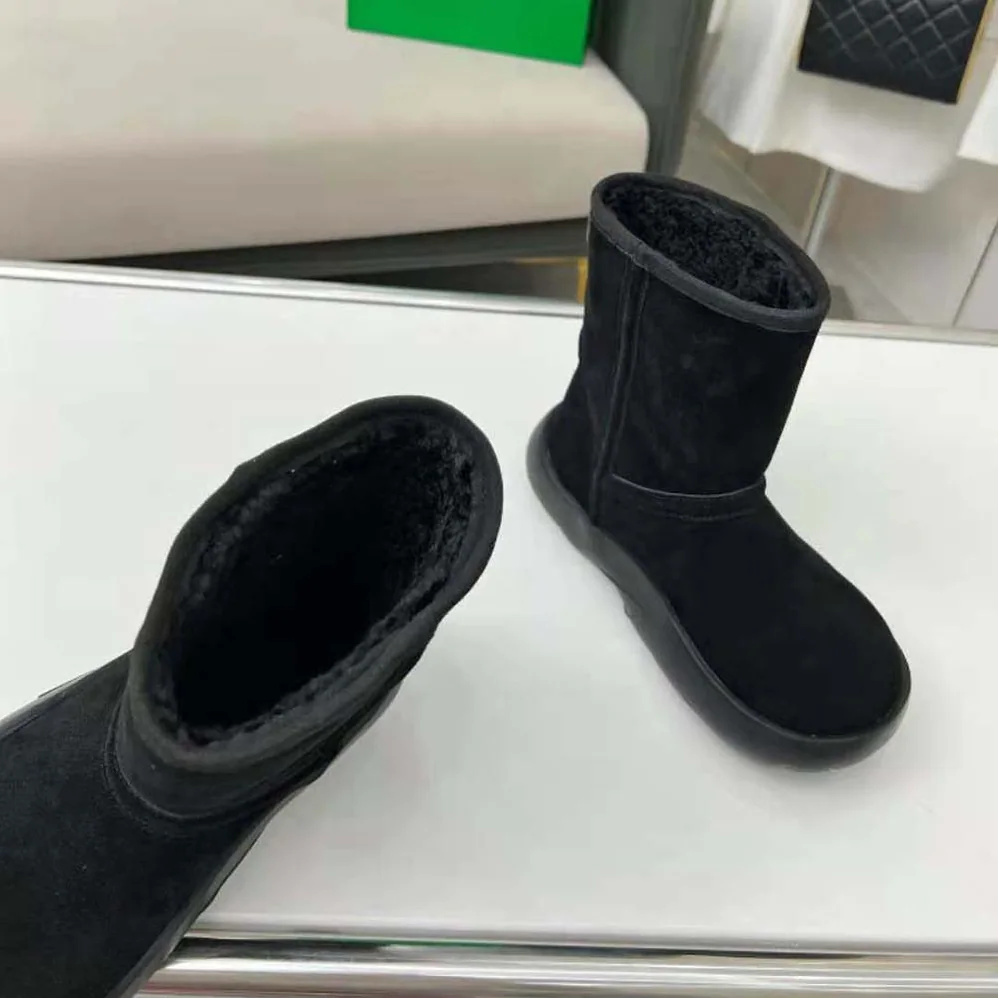Bottega Veneta Snap Ankle Boot Realised in Shearling Calfskin for Unisex in Black Bottega Veneta Snap Ankle Boot Realised in Shearling Calfskin for Unisex in Black