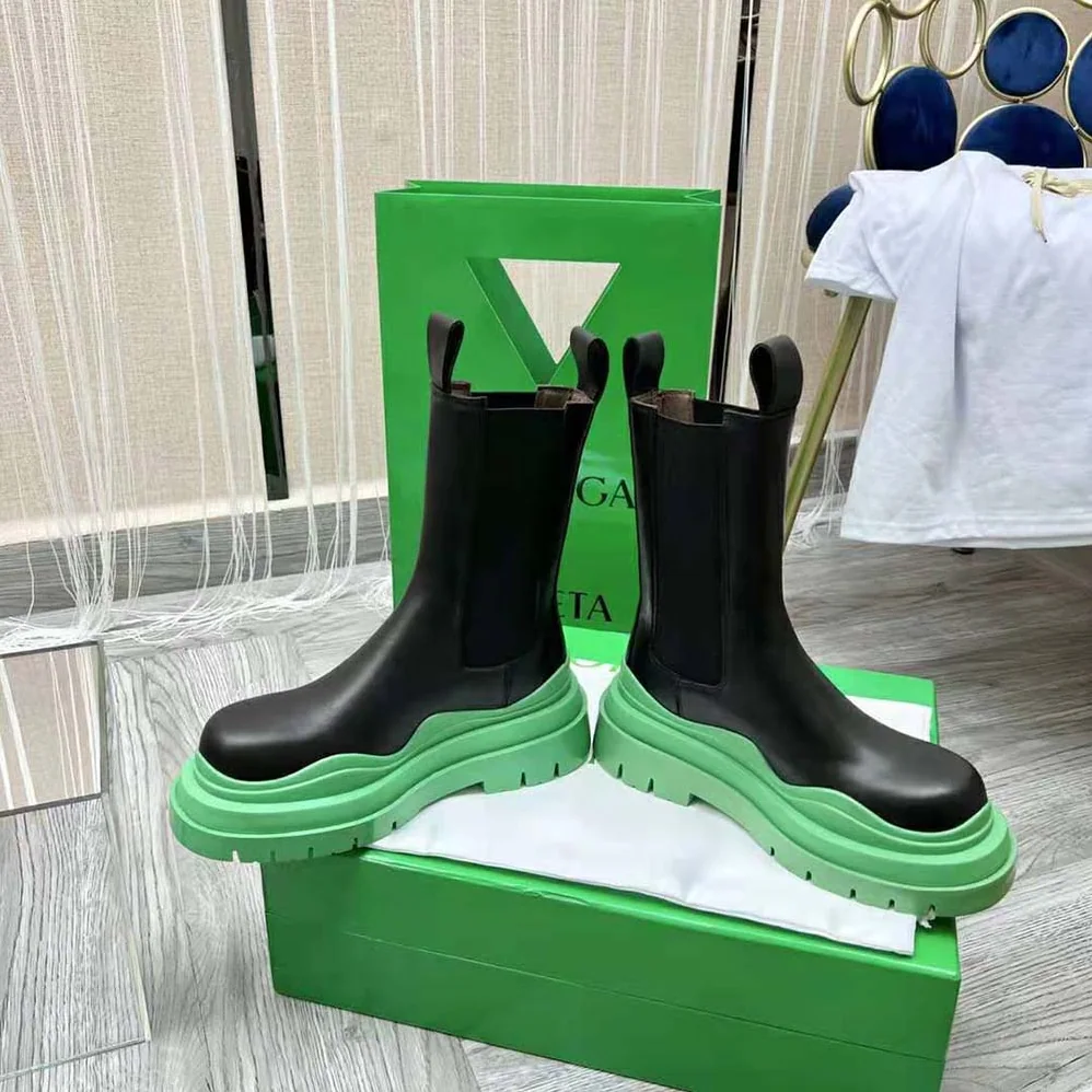 Bottega Veneta Tire Chelsea Boot in Vegetally-Tanned Leather for Unisex in Green Bottega Veneta Tire Chelsea Boot in Vegetally-Tanned Leather for Unisex in Green