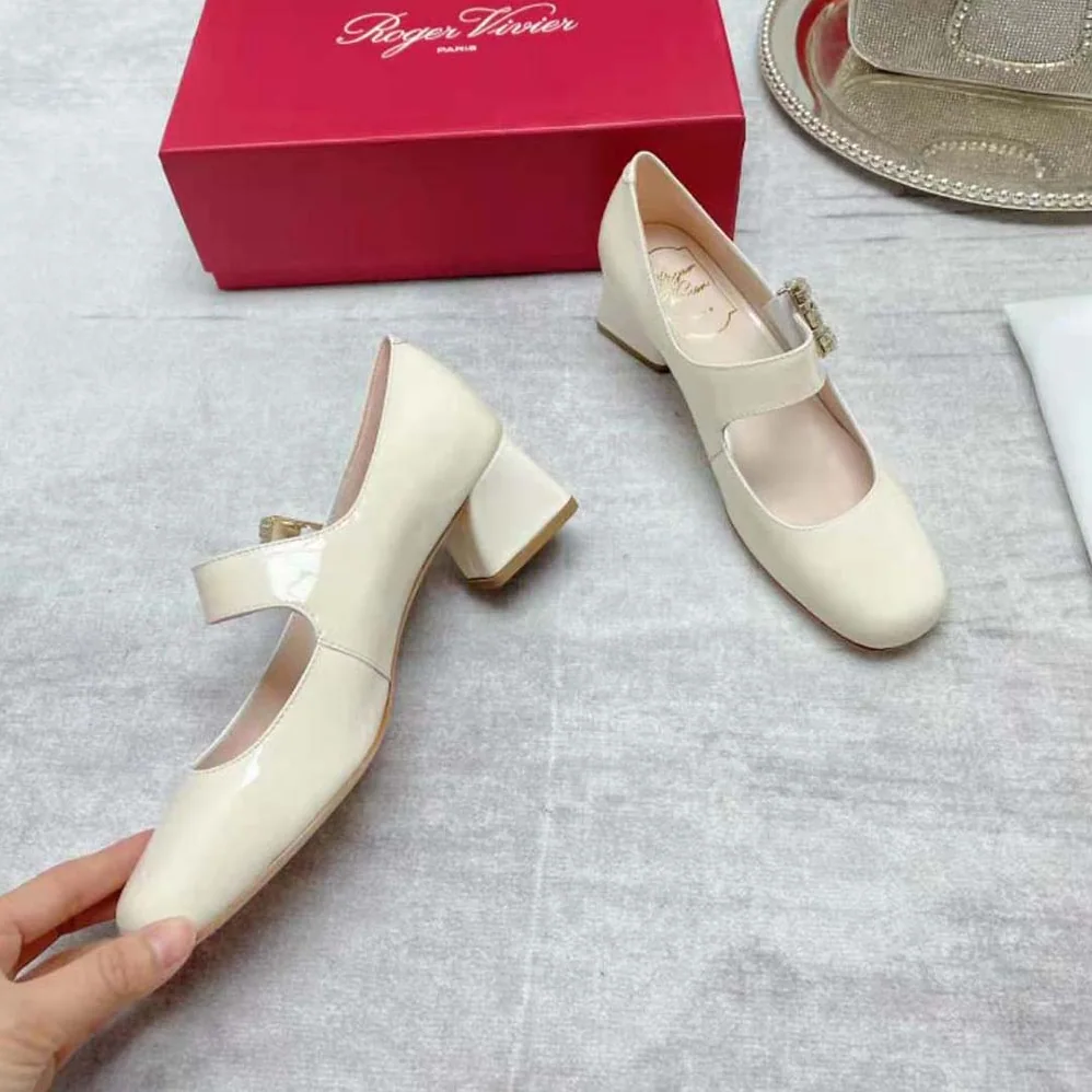 Roger Vivier Très Vivier Rhinestone Buckle Babies Pumps for Women in White Roger Vivier Très Vivier Rhinestone Buckle Babies Pumps for Women in White