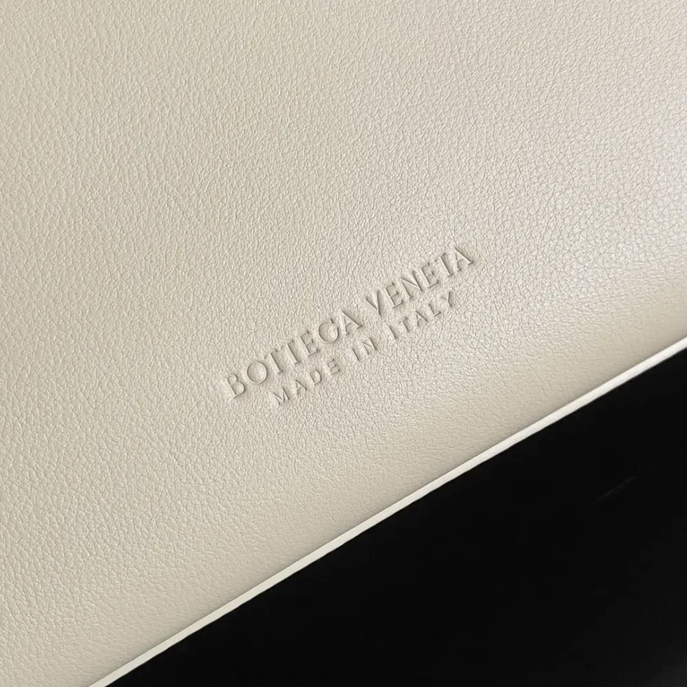 Bottega Veneta Andiamo in Silky Calf Leather-810214V4O922190 for Women