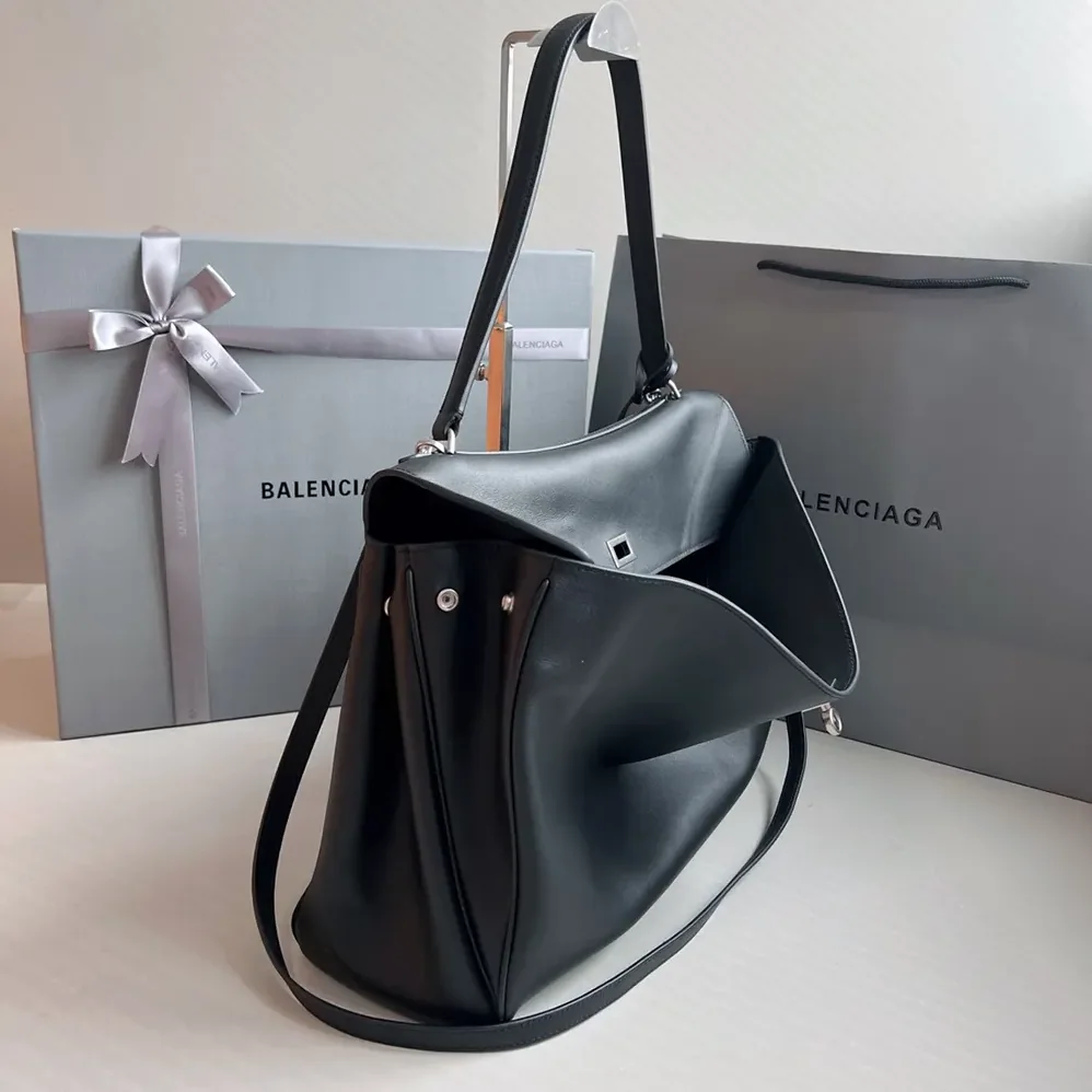 Balenciaga Rodeo Medium Handbag in Black Smooth Calfskin for Women in Silver Balenciaga Rodeo Medium Handbag in Black Smooth Calfskin for Women in Silver