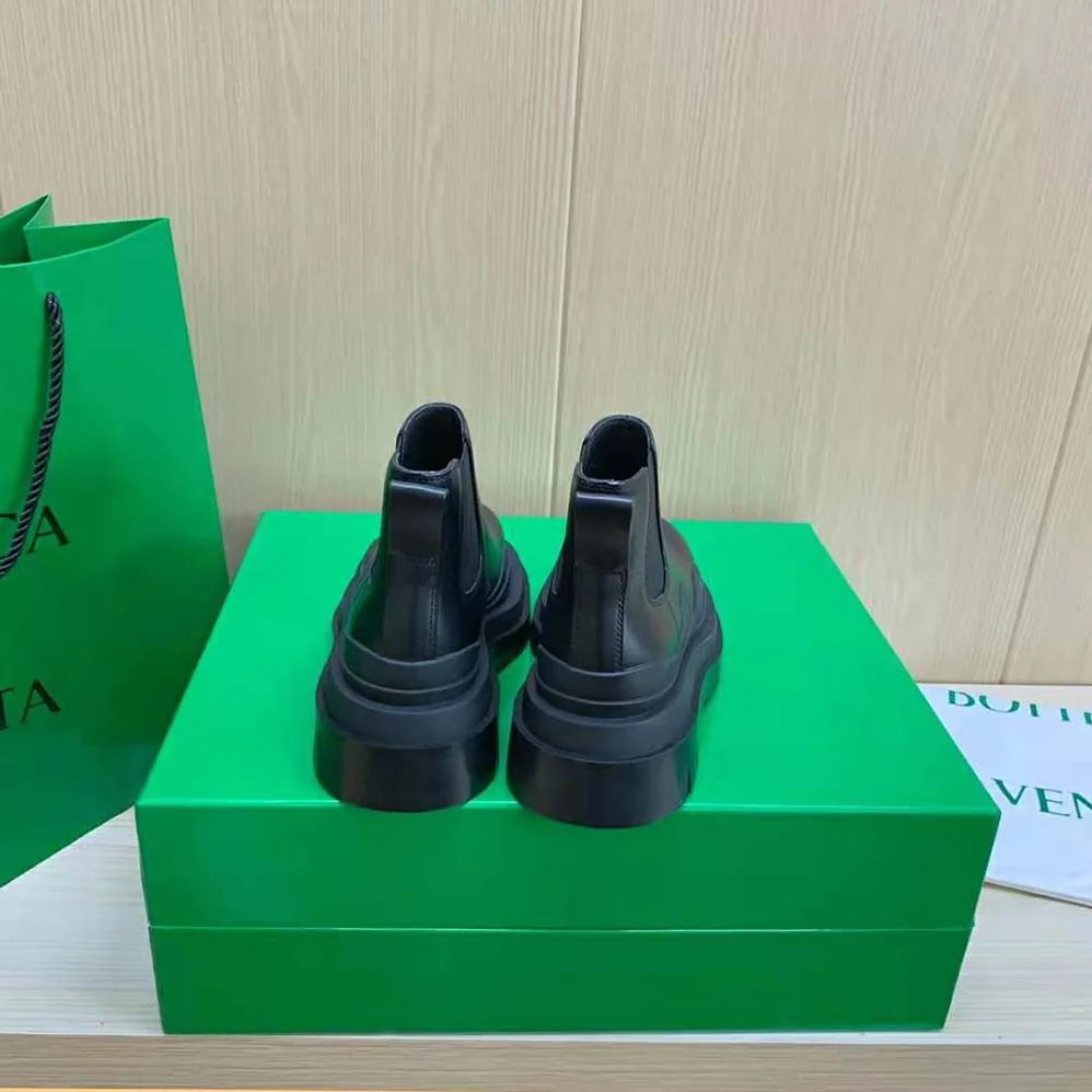 Bottega Veneta Tire Ankle Chelsea Boot for Unisex in Black Bottega Veneta Tire Ankle Chelsea Boot for Unisex in Black