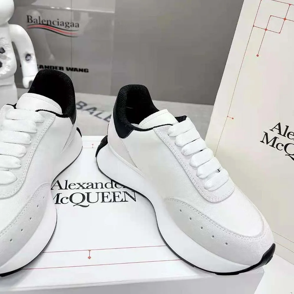 Alexander Mcqueen Sprint Runner in Calf Leather for Unisex in White/Black Alexander Mcqueen Sprint Runner in Calf Leather for Unisex in White/Black