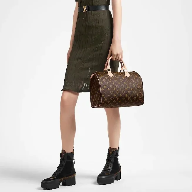 Louis Vuitton Speedy 30 Top Handle Bag / Brown Monogram Canvas Gold Hardware Louis Vuitton Speedy 30 Top Handle Bag / Brown Monogram Canvas Gold Hardware