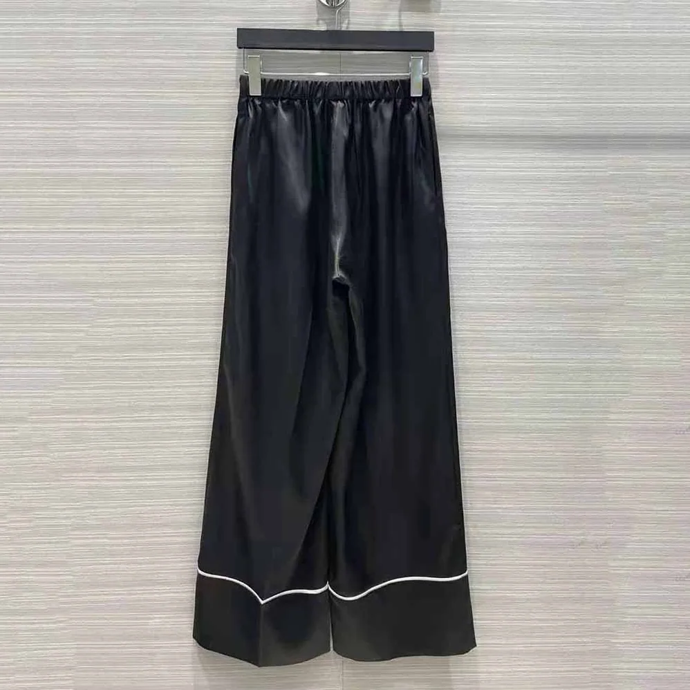 Prada Twill Pants Stand out for Their Refined Allure for Women in Black Prada Twill Pants Stand out for Their Refined Allure for Women in Black