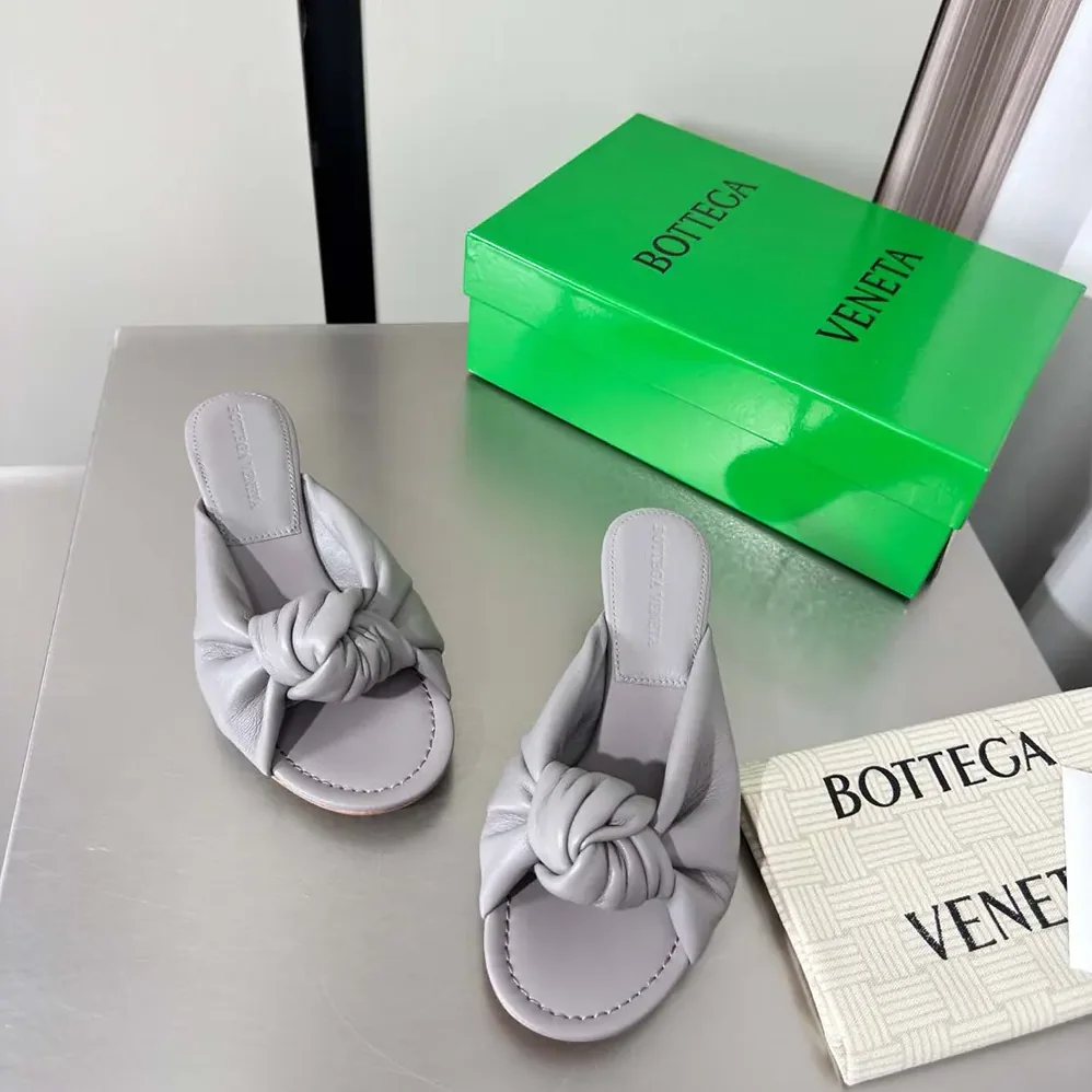 Bottega Veneta Cherry Mule in Supple Nappa Leather for Women in Basalt Bottega Veneta Cherry Mule in Supple Nappa Leather for Women in Basalt