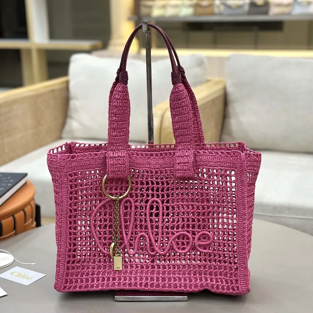 Chloe Summer Banana East-west Tote Bag in Raffia & Buffalo Leather for Women in Pink Chloe Summer Banana East-west Tote Bag in Raffia & Buffalo Leather for Women in Pink
