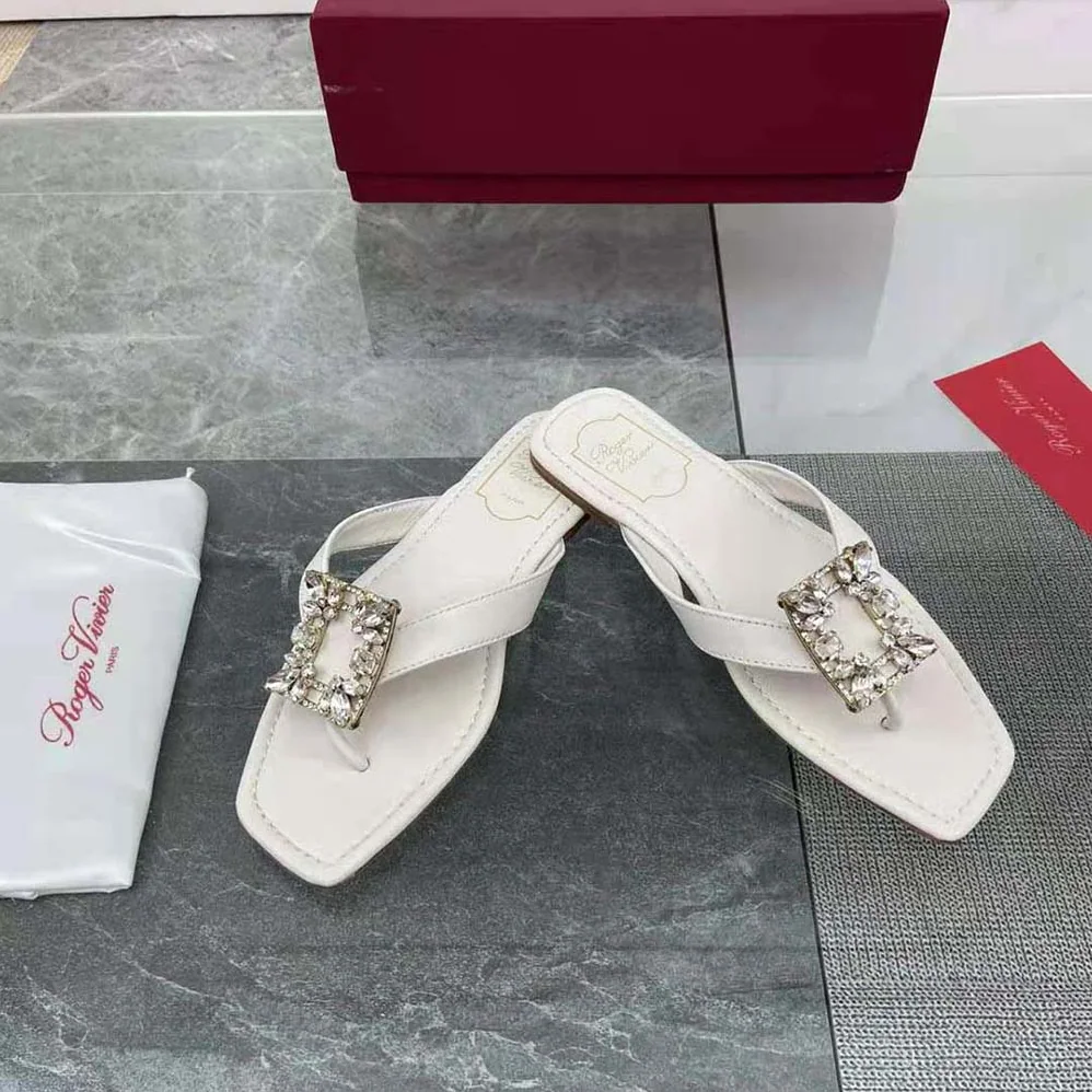 Roger Vivier Mini Broche Vivier Buckle Thong Mules in Leather for Women in White Roger Vivier Mini Broche Vivier Buckle Thong Mules in Leather for Women in White