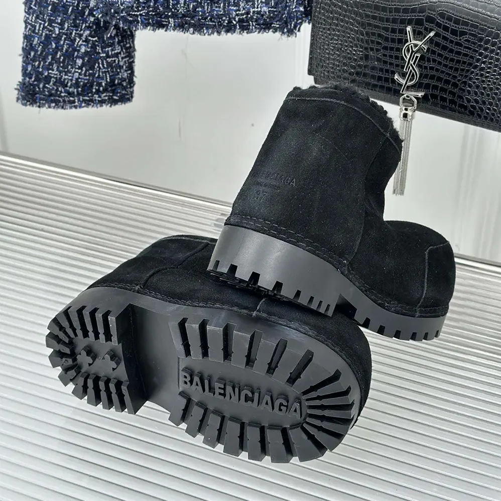 Balenciaga Alaska Fur Bootie in Black Split Calfskin and Synthetic Material for Unisex Balenciaga Alaska Fur Bootie in Black Split Calfskin and Synthetic Material for Unisex