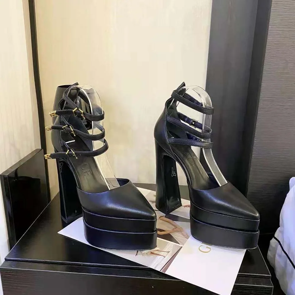 Versace Aevitas Pointy Platform Pumps in 16cm Heel Height for Women in Black Versace Aevitas Pointy Platform Pumps in 16cm Heel Height for Women in Black