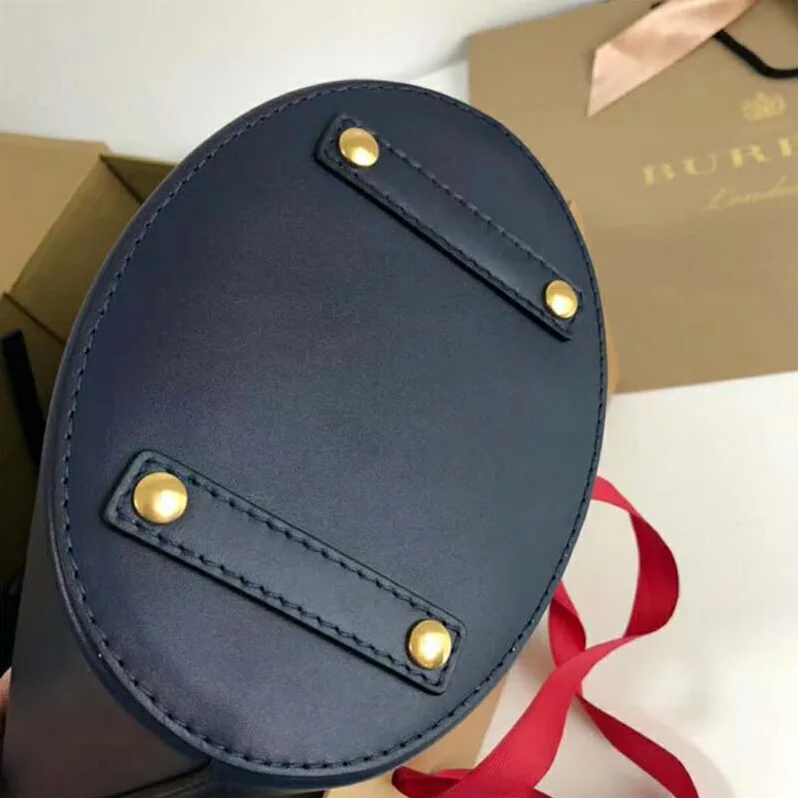 Burberry The Large Leather Bucket Bag for Women in Navy Burberry The Large Leather Bucket Bag for Women in Navy