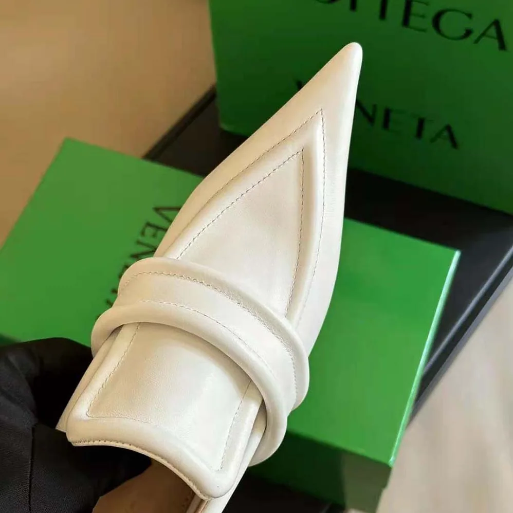 Bottega Veneta Spada Pump in 4.5 cm Heel Height for Women in White Bottega Veneta Spada Pump in 4.5 cm Heel Height for Women in White