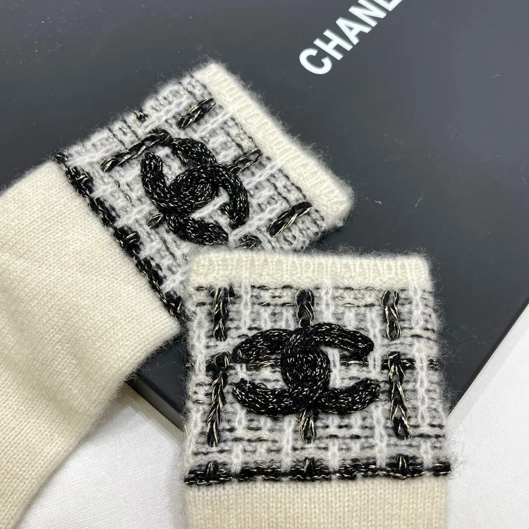 Chanel Monochrome Winter Knit Set Hat, Scarf And Gloves Black & White Chanel Monochrome Winter Knit Set Hat, Scarf And Gloves Black & White