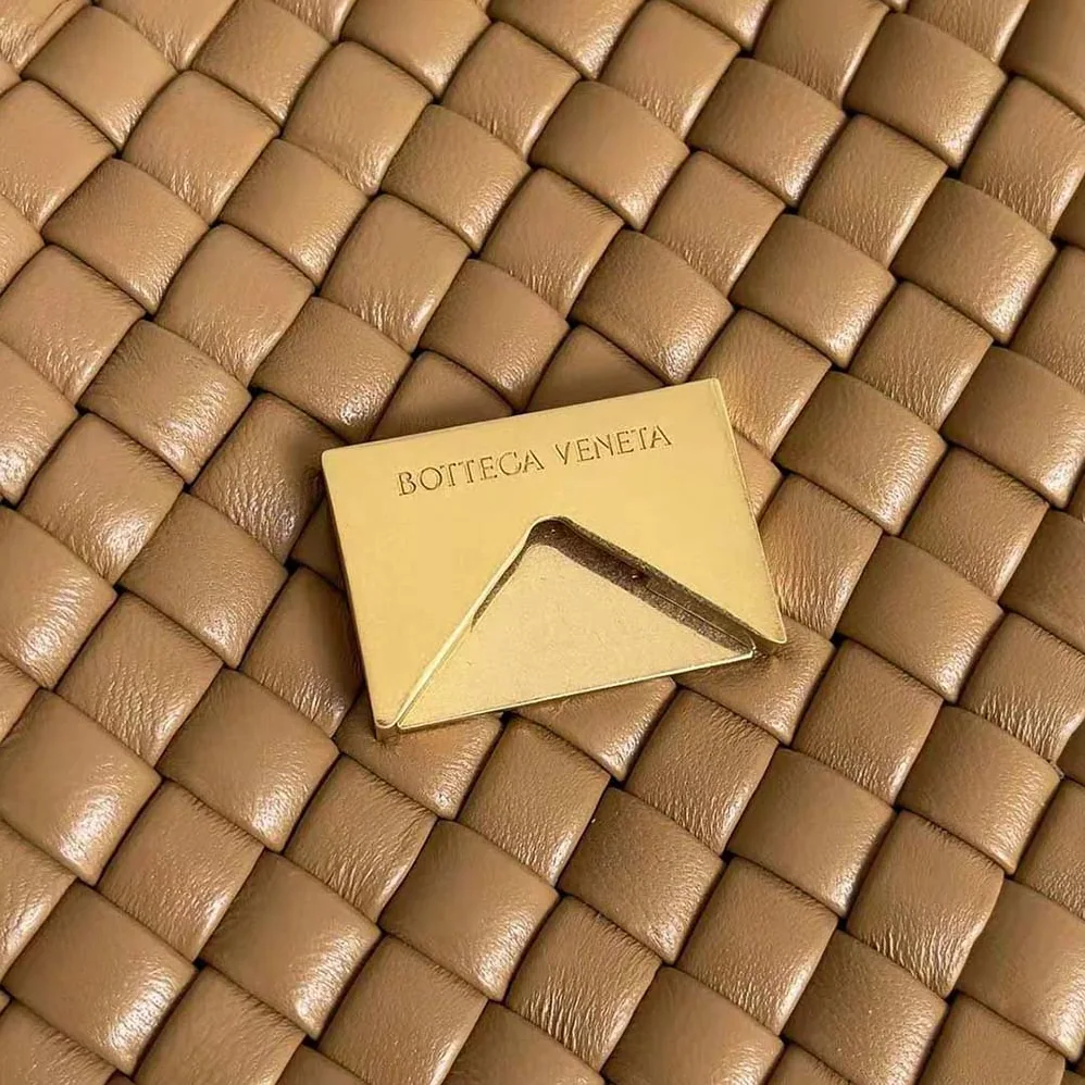 Bottega Veneta Cobble Shoulder Bag Small Padded Intreccio Leather for Women in Brown Bottega Veneta Cobble Shoulder Bag Small Padded Intreccio Leather for Women in Brown