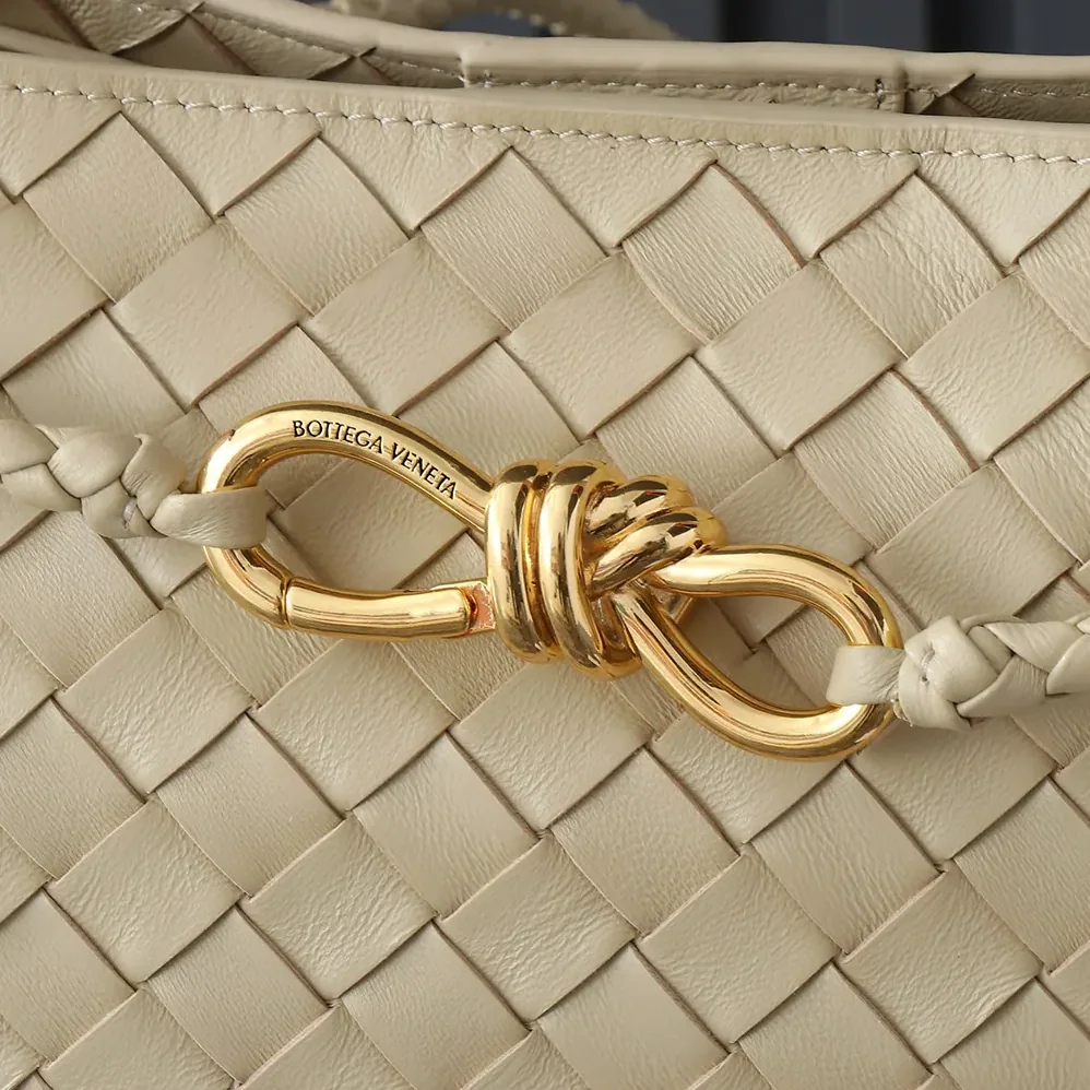 Bottega Veneta Medium Andiamo in Supple Intrecciato Leather for Women in Beige Bottega Veneta Medium Andiamo in Supple Intrecciato Leather for Women in Beige