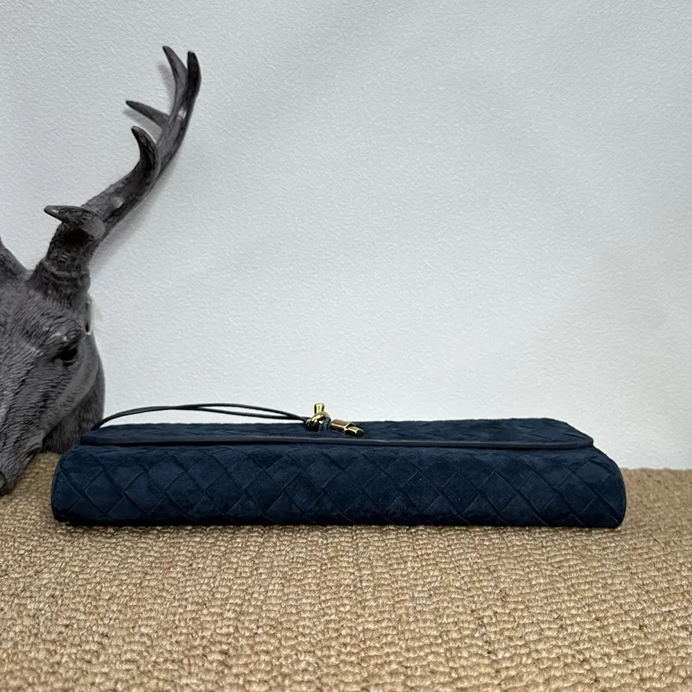 Bottega Veneta Andiamo Clutch for Women in Navy Bottega Veneta Andiamo Clutch for Women in Navy