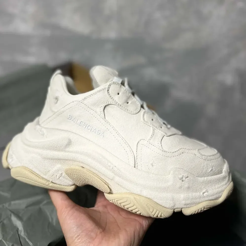 Balenciaga Triple S Sneaker in Beige for Unisex Balenciaga Triple S Sneaker in Beige for Unisex