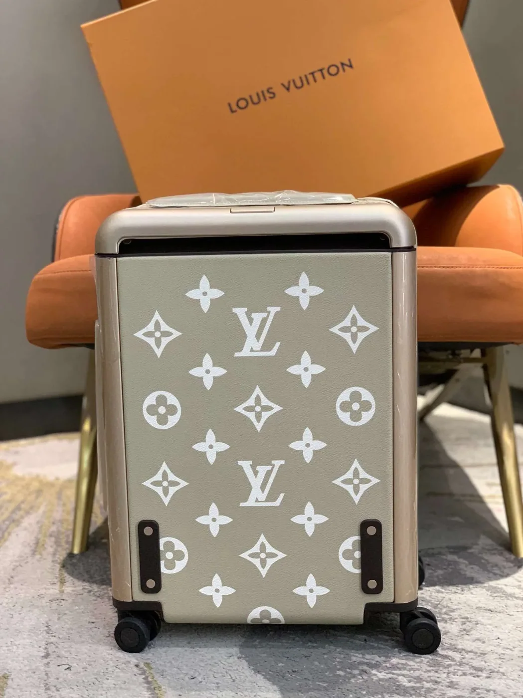 Louis Vuitton Horizon 55 Suitcase Grey Champagne Hardware Louis Vuitton Horizon 55 Suitcase Grey Champagne Hardware