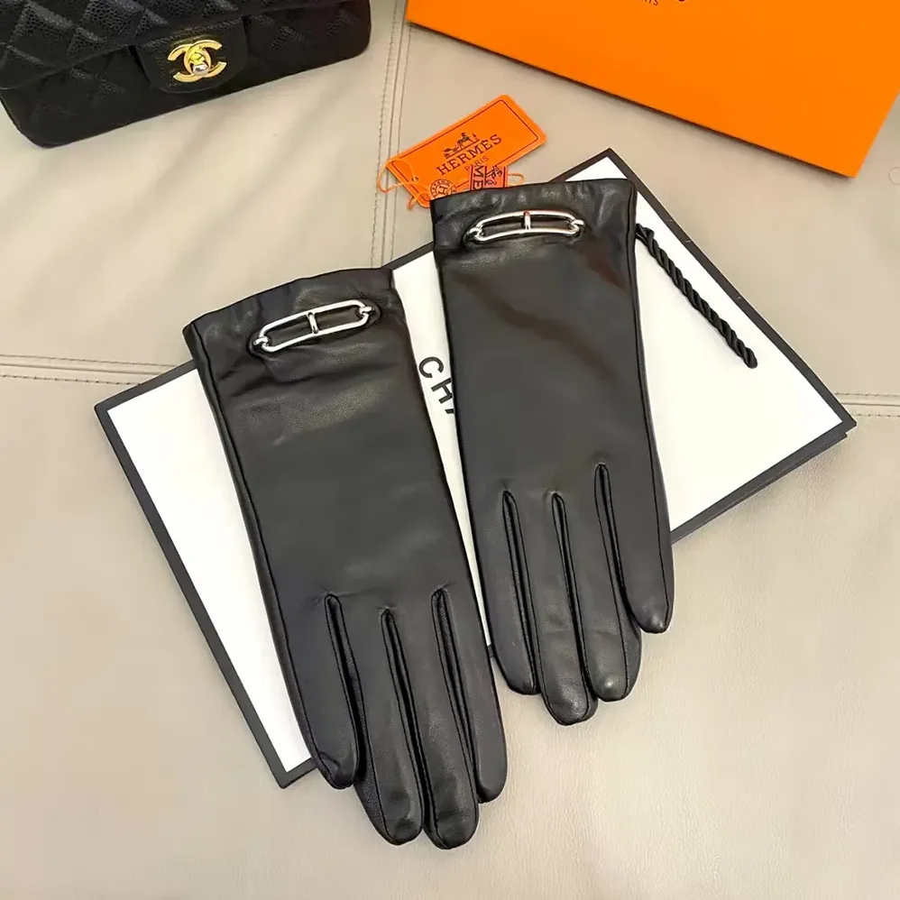 Hermes Gloves in Lambskin Leather for Women in Black