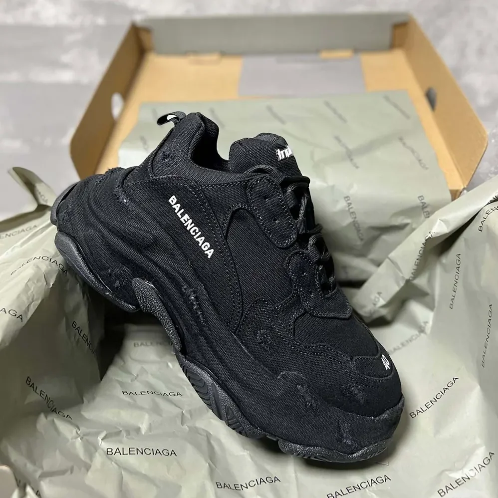 Balenciaga Triple S Sneaker in Black for Unisex Balenciaga Triple S Sneaker in Black for Unisex
