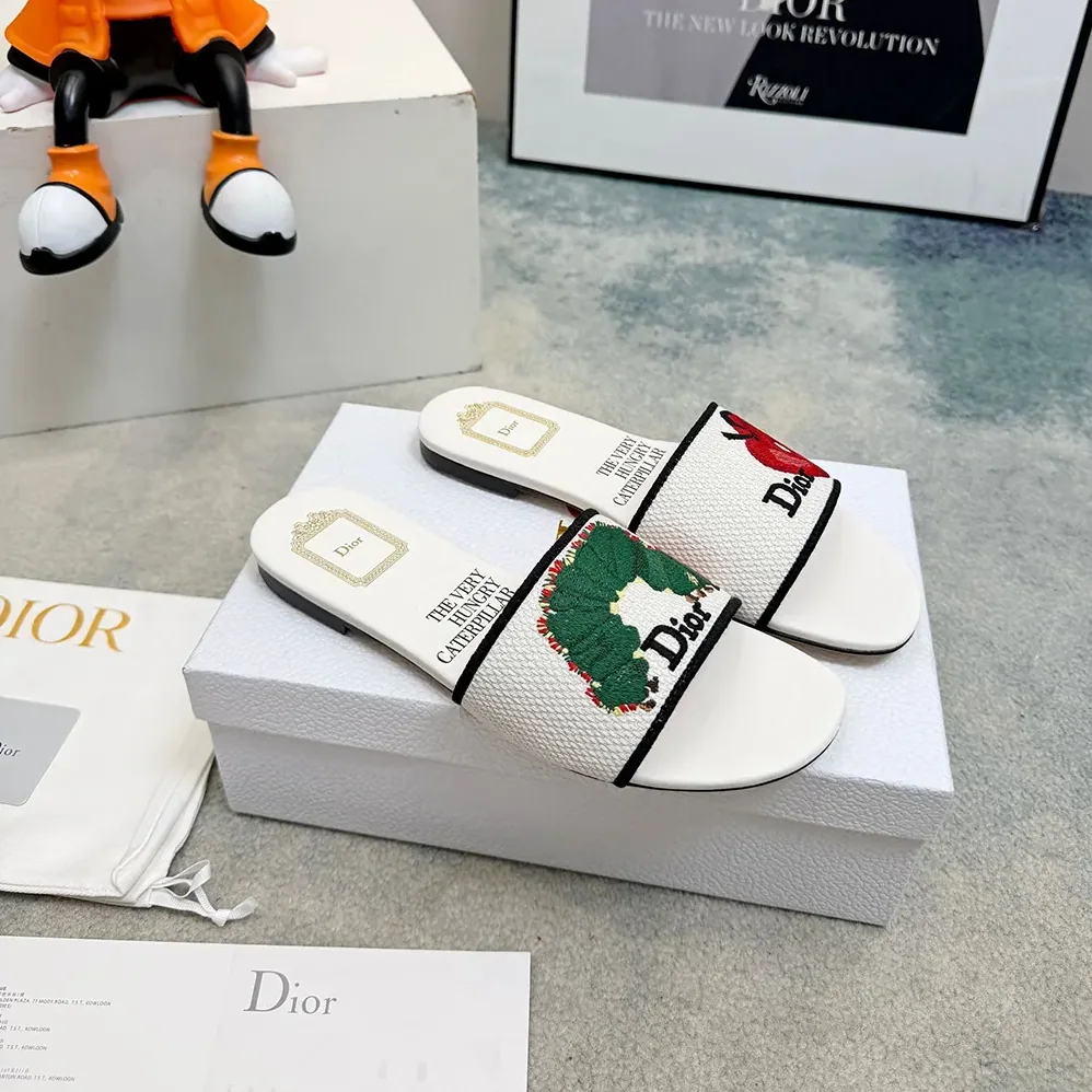 Dior Dway Slide White Embroidered Cotton and Multicolor Book Cover Motif for Women Dior Dway Slide White Embroidered Cotton and Multicolor Book Cover Motif for Women